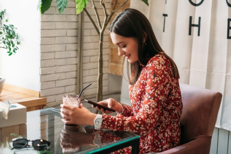 Adopte un mec, le site de rencontre qui rassemble femmes et hommes